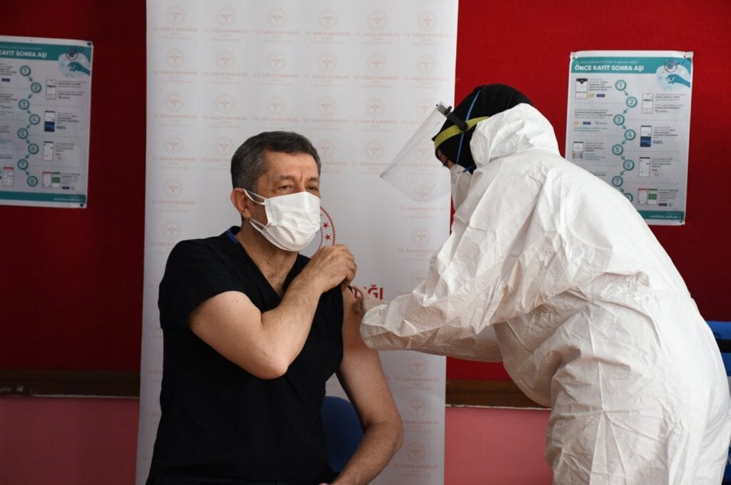 Учителям в Турции сделают прививки от COVID-19 перед открытием школ (АА фото)
