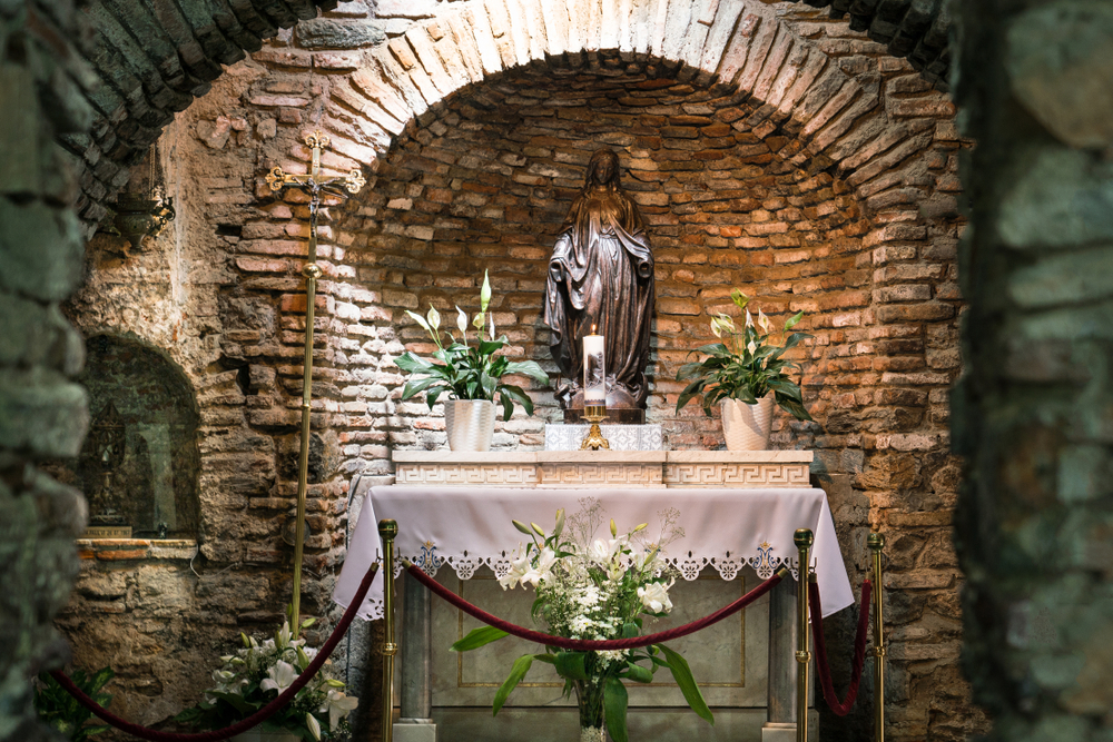 Дом Девы Марии в Эфесе служит католической святыней (shutterstock)