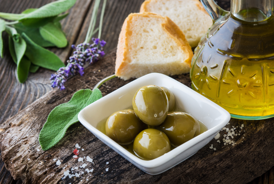 Оливковое масло на ночь. Меню с оливковым маслом. Популярные оливки. Картинки на рабочий стол оливки. Австралийское оливковое масло.